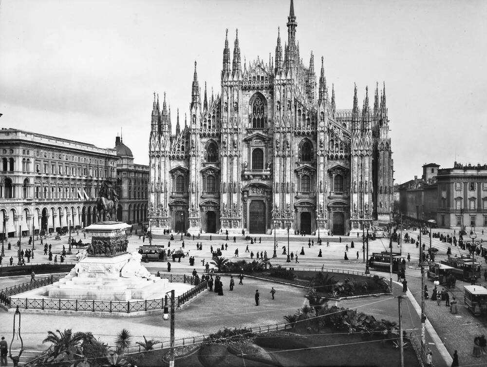Piazza del Duomo a Milano in una veduta storica